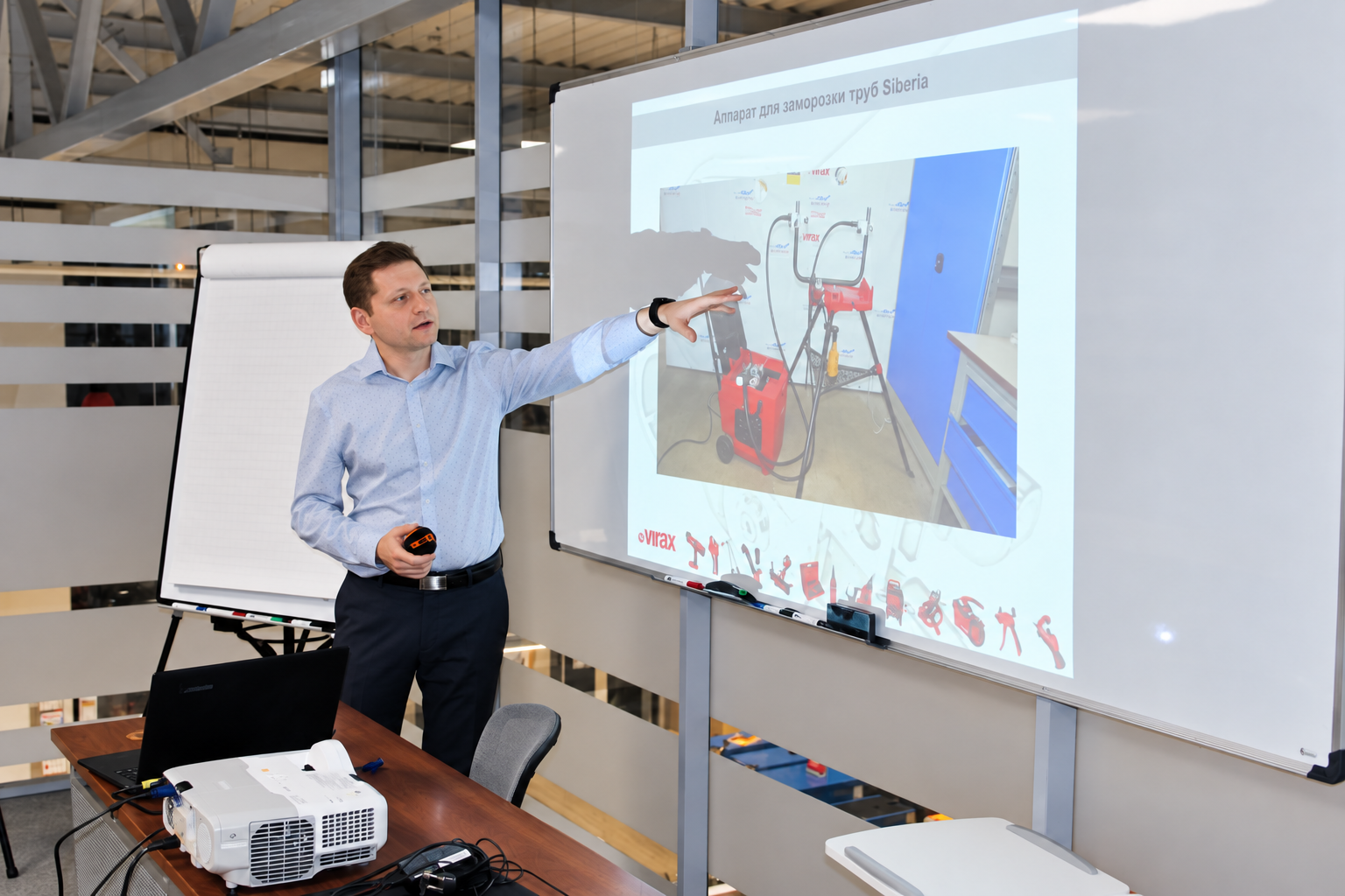 Sergej Borondzhiyan präsentiert Virax-Geräte und zeigt auf eine Produktfolie.